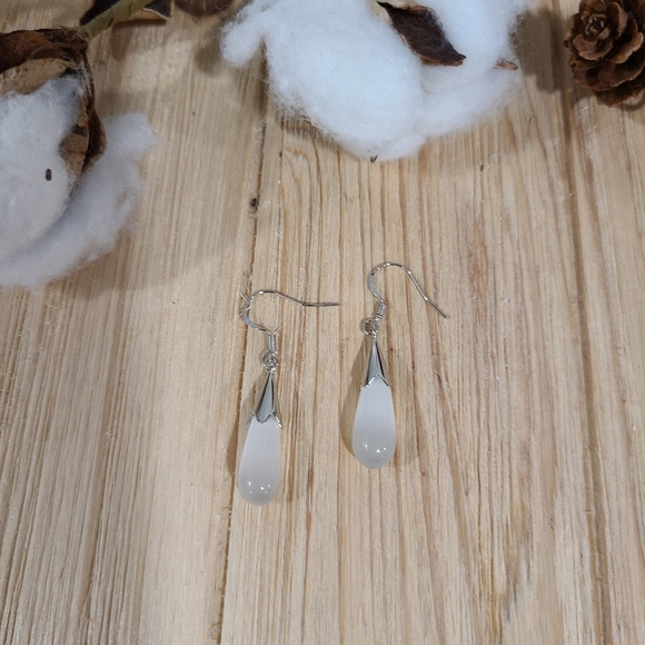 🎉🎉NEW🎉🎉BEAUTIFUL!! WHITE OPAL Teardrop Dangle Earrings in SILVER - Picture 7 of 14